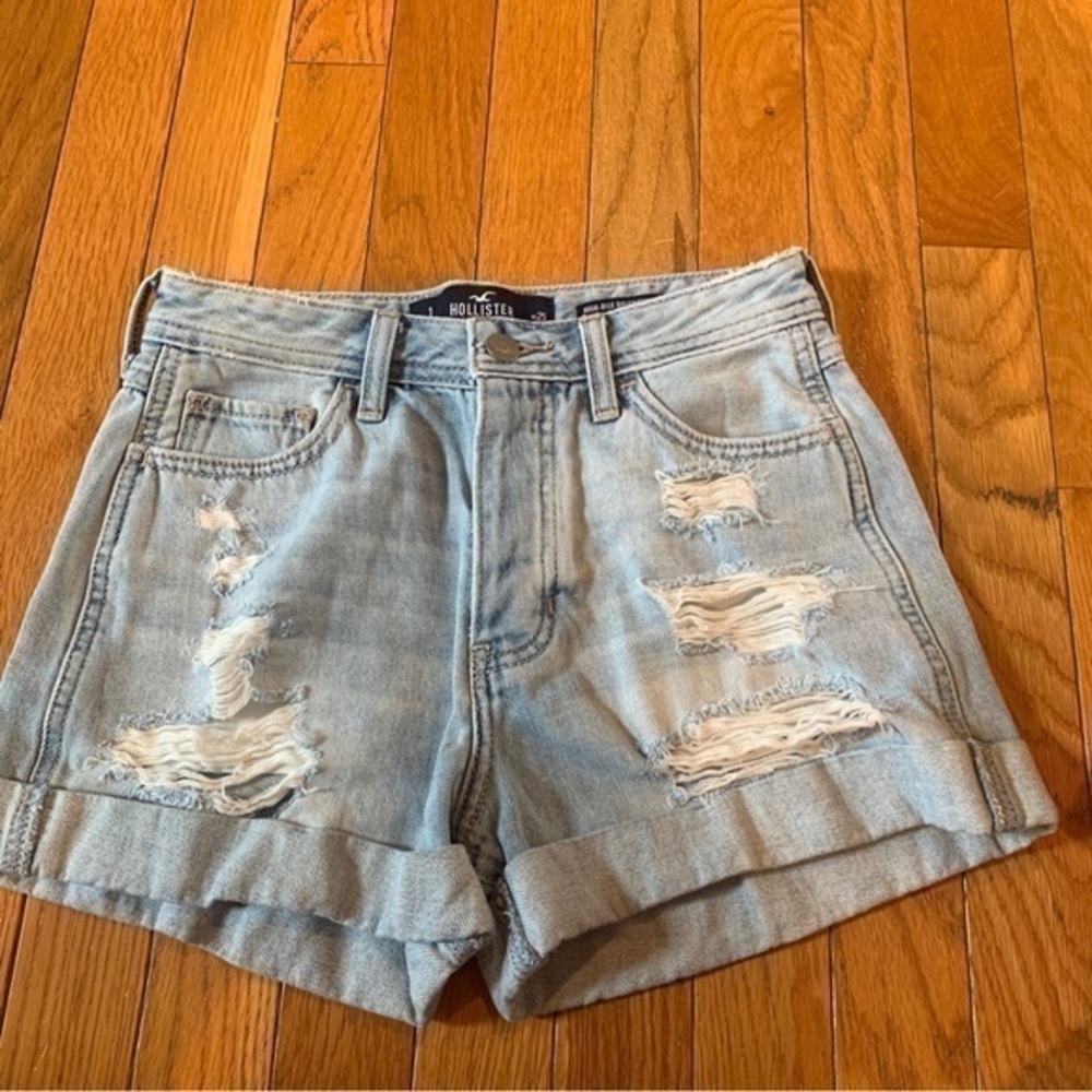 Hollister High-Rise Boyfriend Short Size 1 W25 Inseam 2.5” Distressed Cuff leg